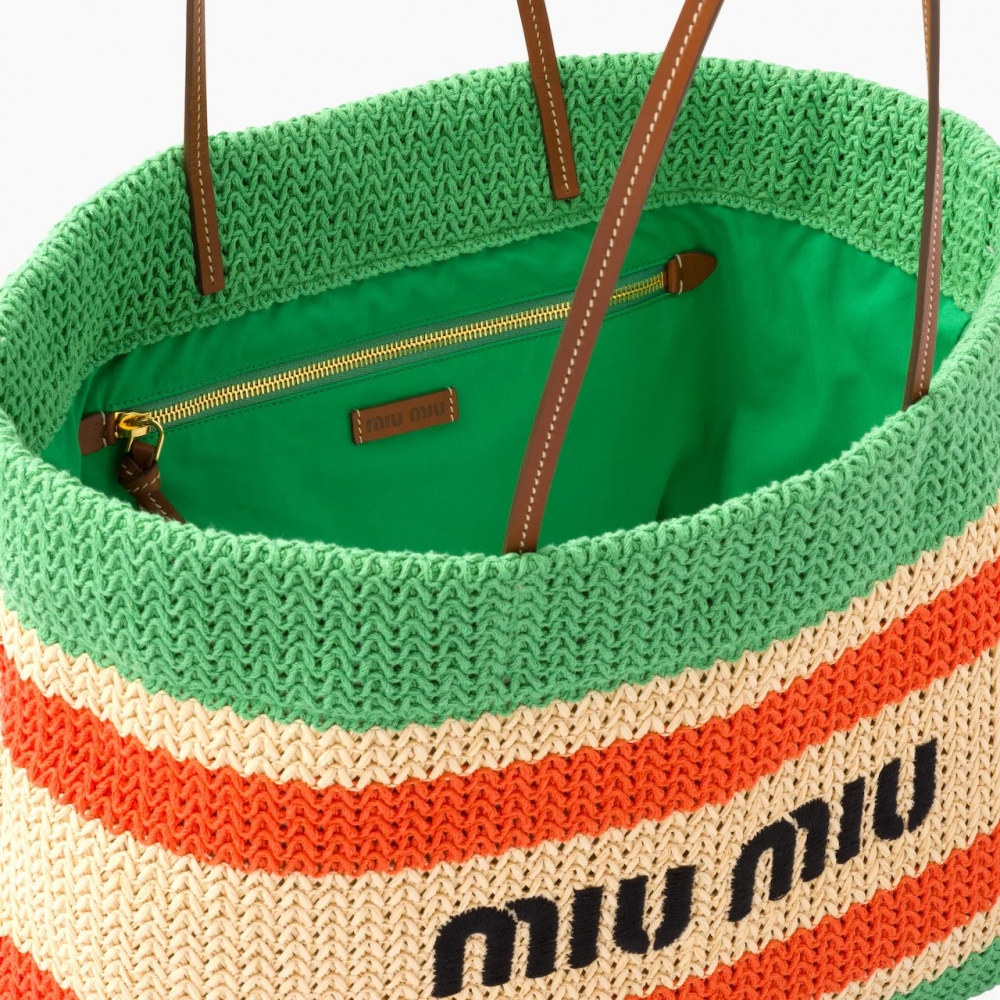 編織的觸感,使手袋充滿夏日的活潑真實。