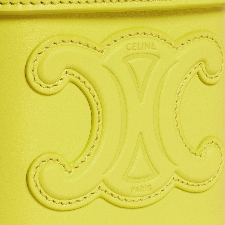 凱旋門標誌邊緣有細緻的壓線作為收尾。