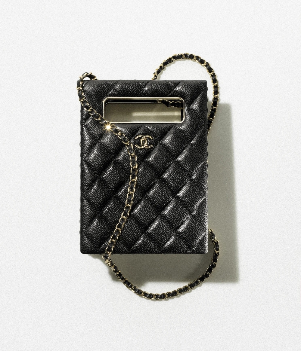 CHANEL Evening Bag擁有硬邦邦的高級模樣。