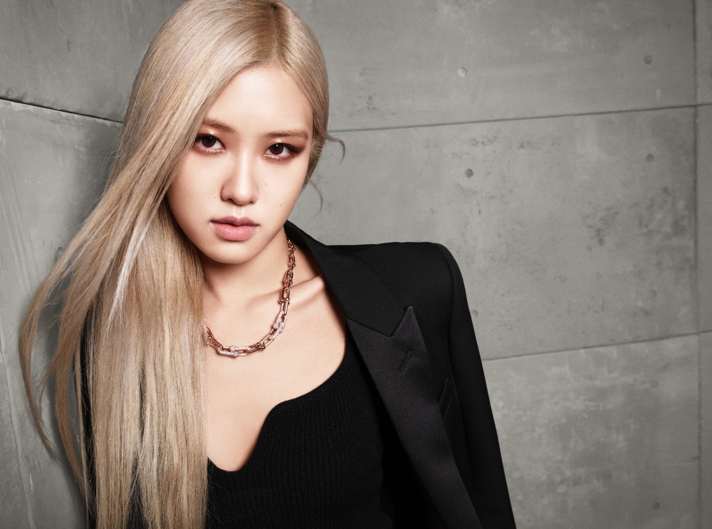 BLACKPINK'S ROSÉ以一白金長髮,襯上露肩短裙配黑絲襪出鏡珠寶廣告,性感魅人。