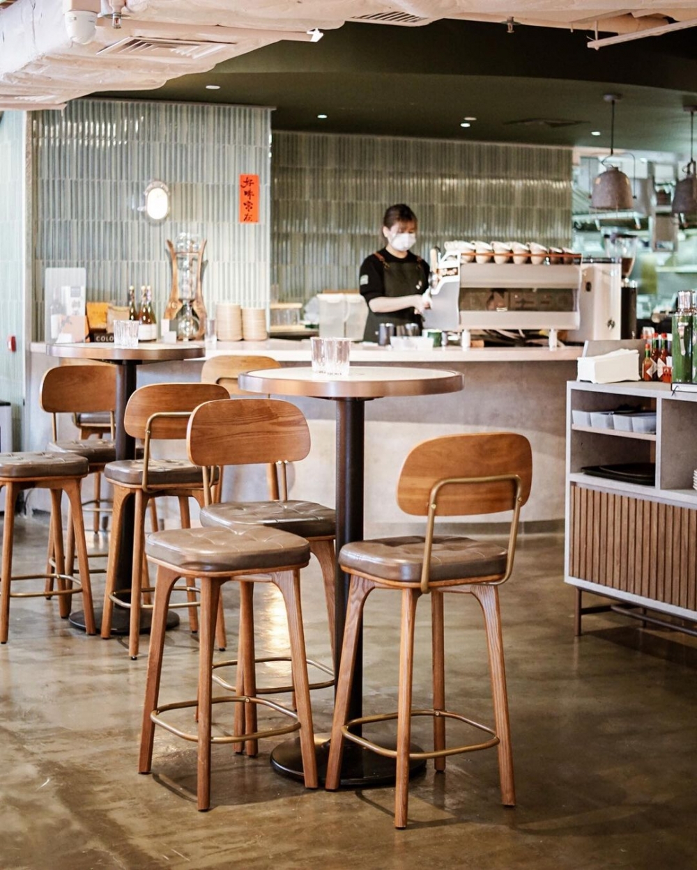 高腳桌的桌椅也相當適合與好友相聚。