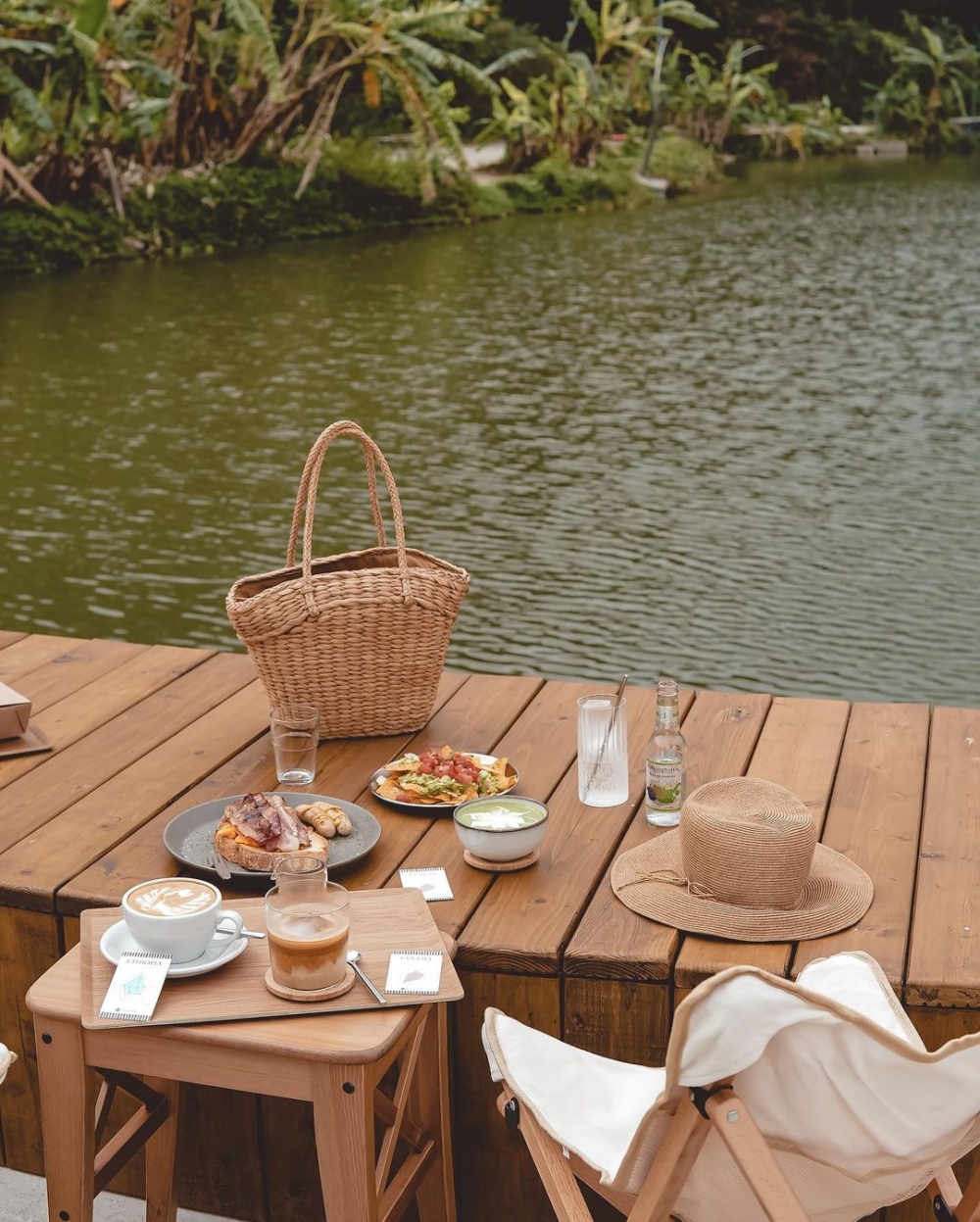 坐在魚塘旁邊，感受微風吹拂的愜意。