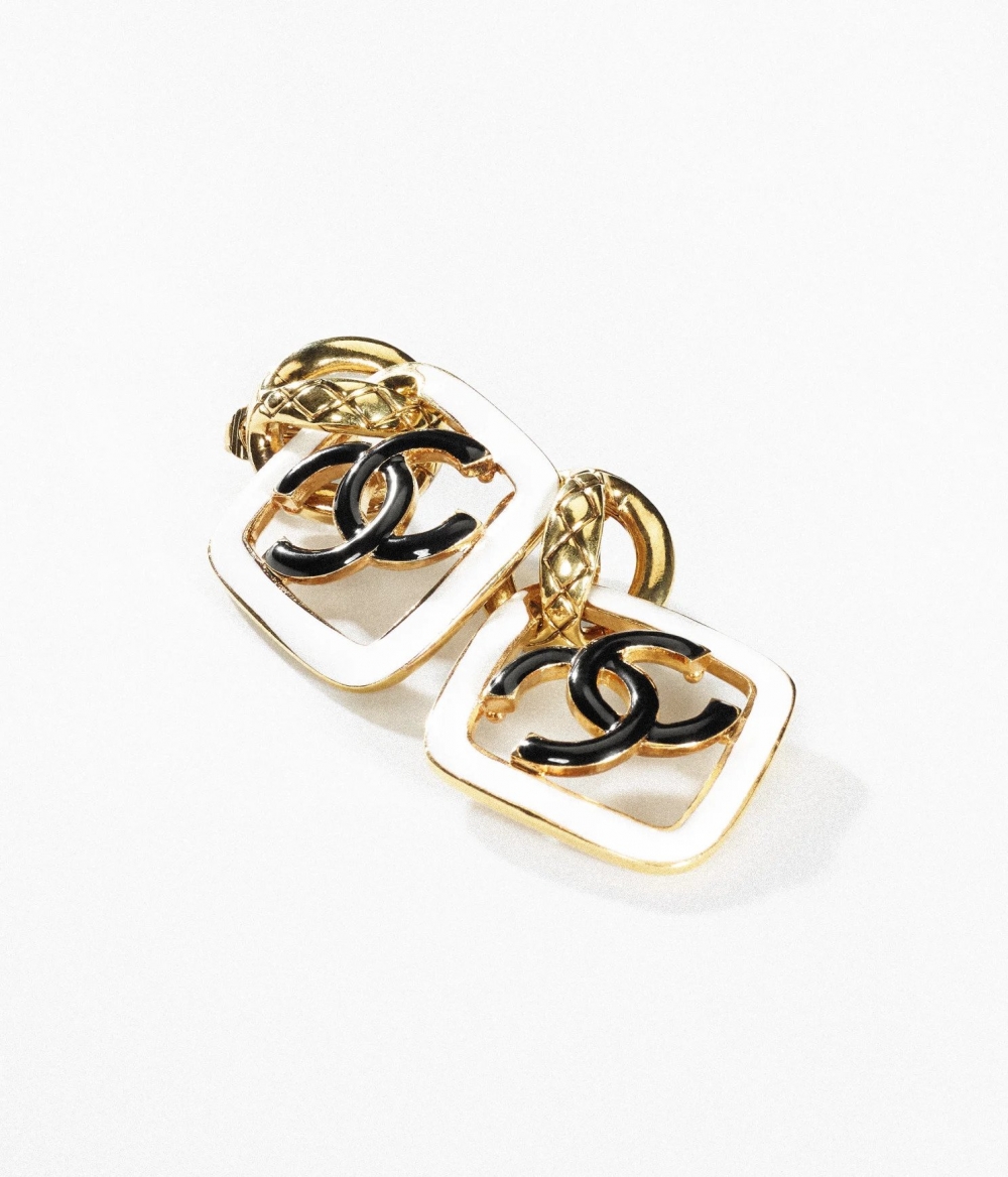 CHANEL Clip-On Earrings有棱有角的輪廓。