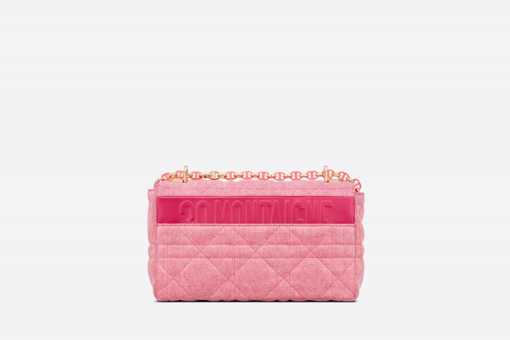 精緻的Cannage藤格紋佔滿手袋的主體。