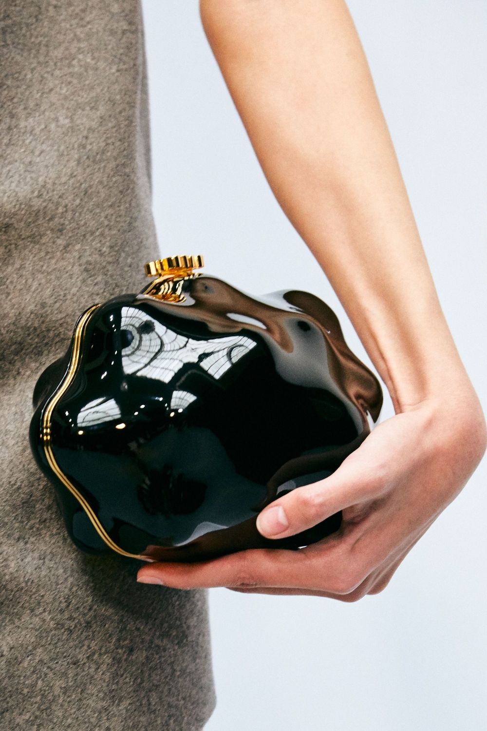 凹凸不平的輪廓,呈現奢華高級。