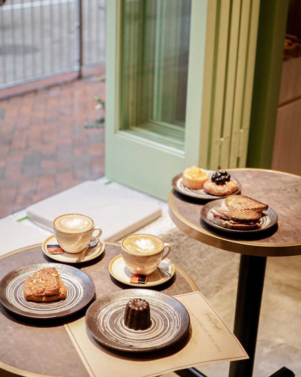 溫暖的光線下，窗邊位置特別愜意。