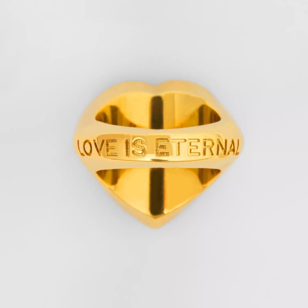 LOVE IS ETERNAL字樣刻在戒指背面，低調傳遞出優雅俏皮的品味。