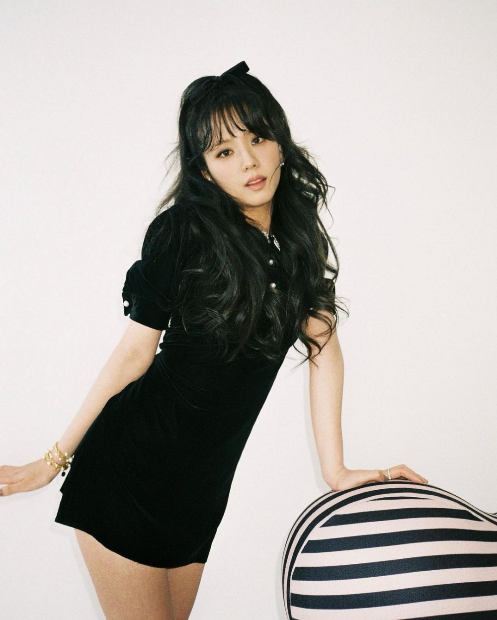 BLACKPINK顏值擔當的Jisoo經常都是黑色頭髮,文靜有氣質。