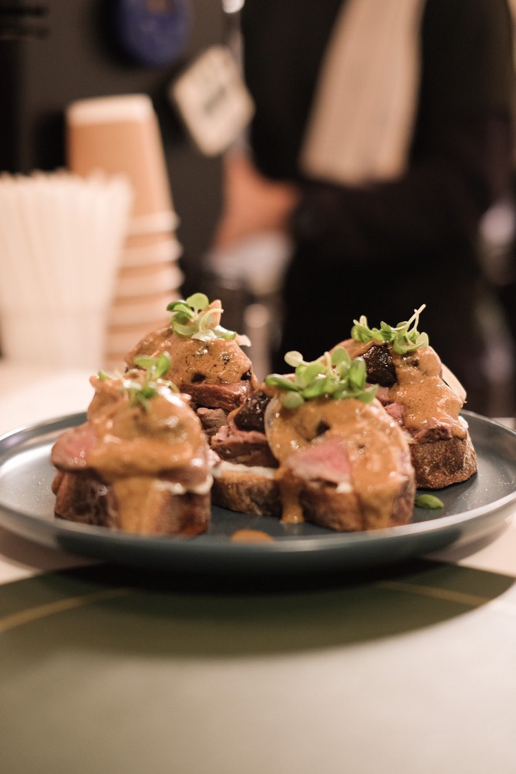 A whole new world以牛里脊放入酸種麵包。