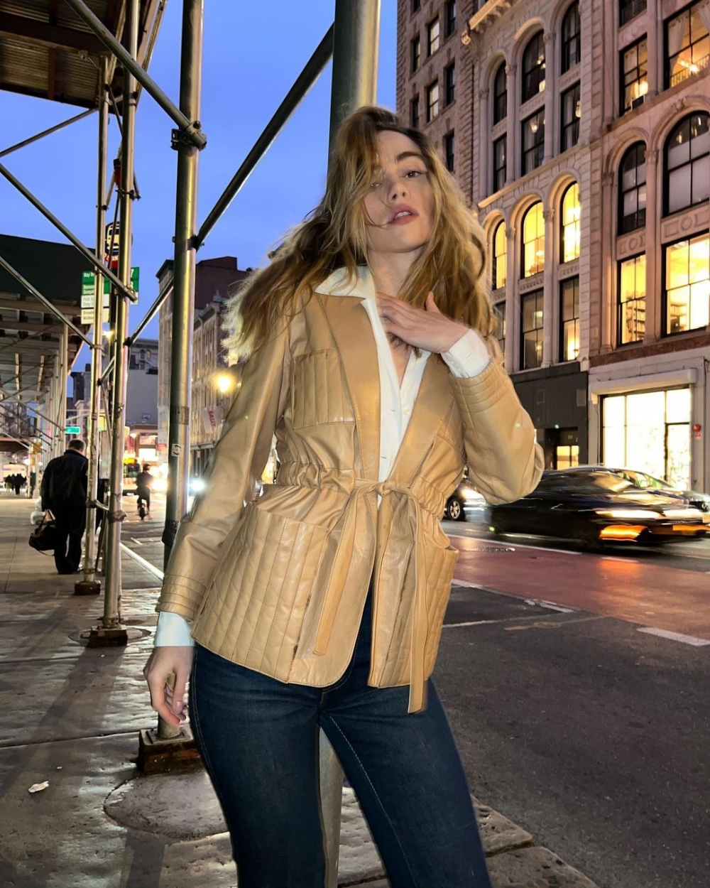 年紀輕輕的她在Pub被發掘。