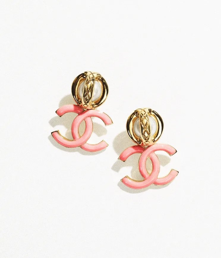 CHANEL Earrings甜美粉色搭配金屬。