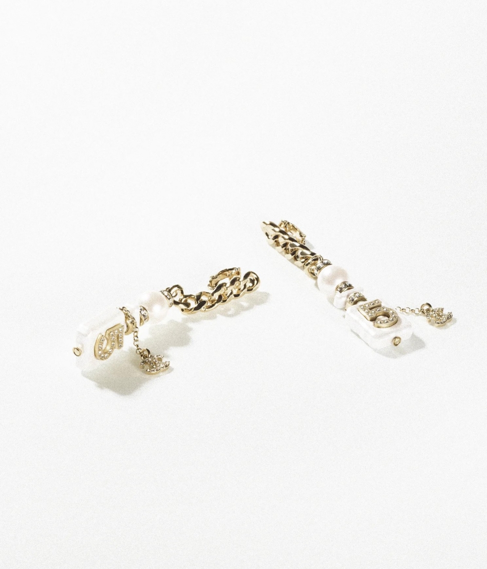 中心數字5鑲嵌上發亮的鑽石。