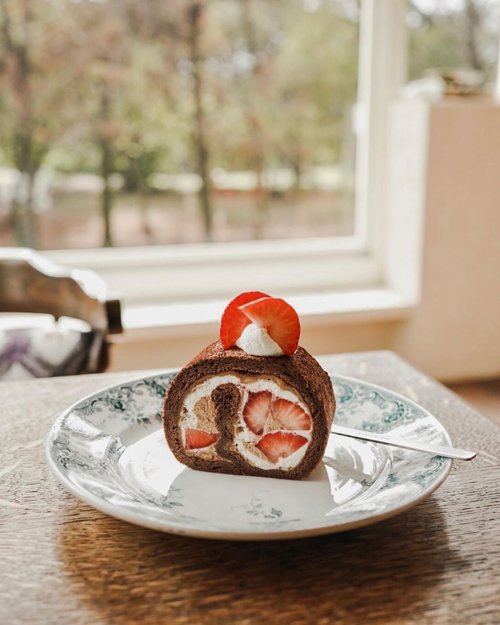 草莓巧克力捲裡有著滿滿的餡料，相當可口。