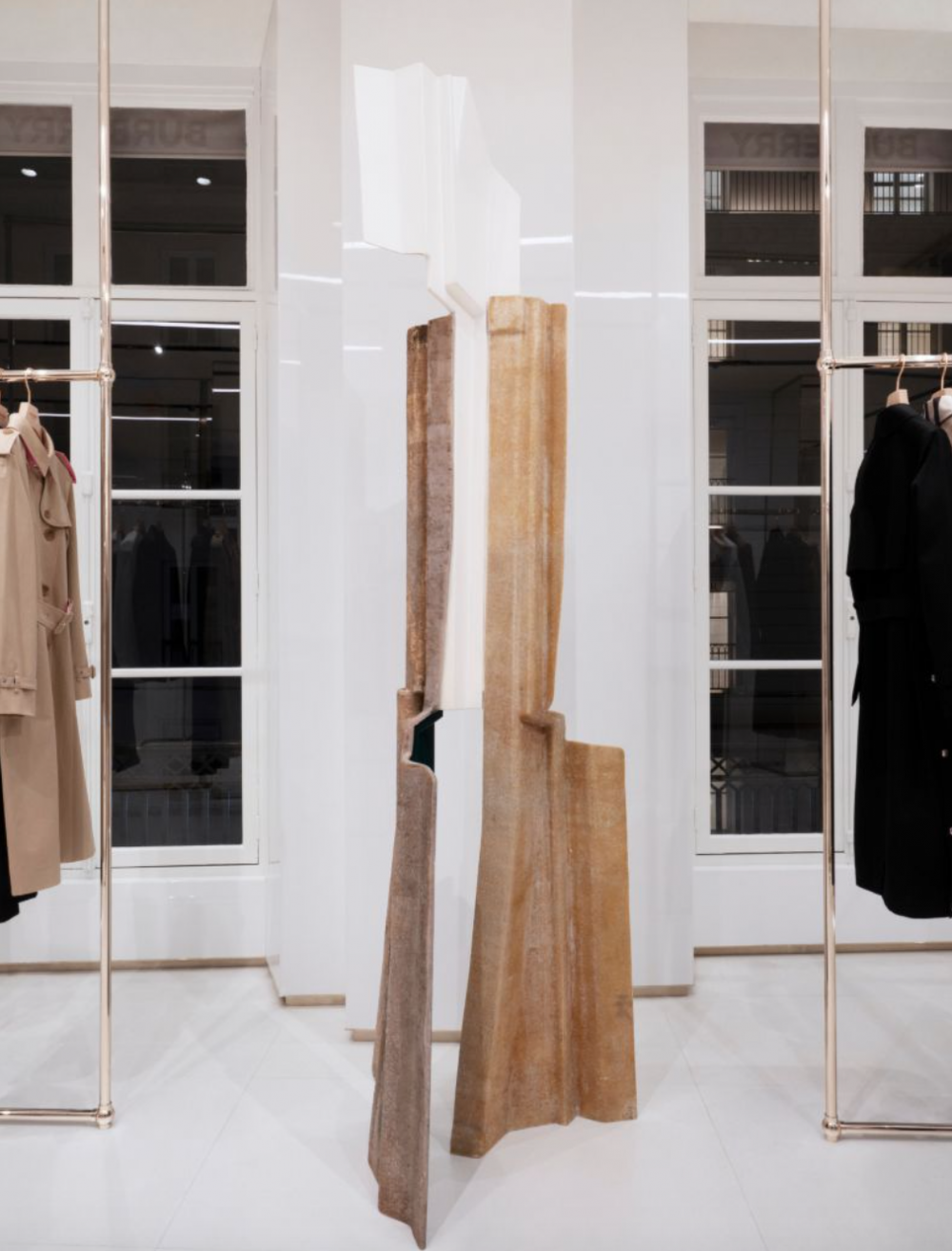 店內擺放著由建築師Vincenzo de Cotiis手繪回收玻璃纖維雕塑。