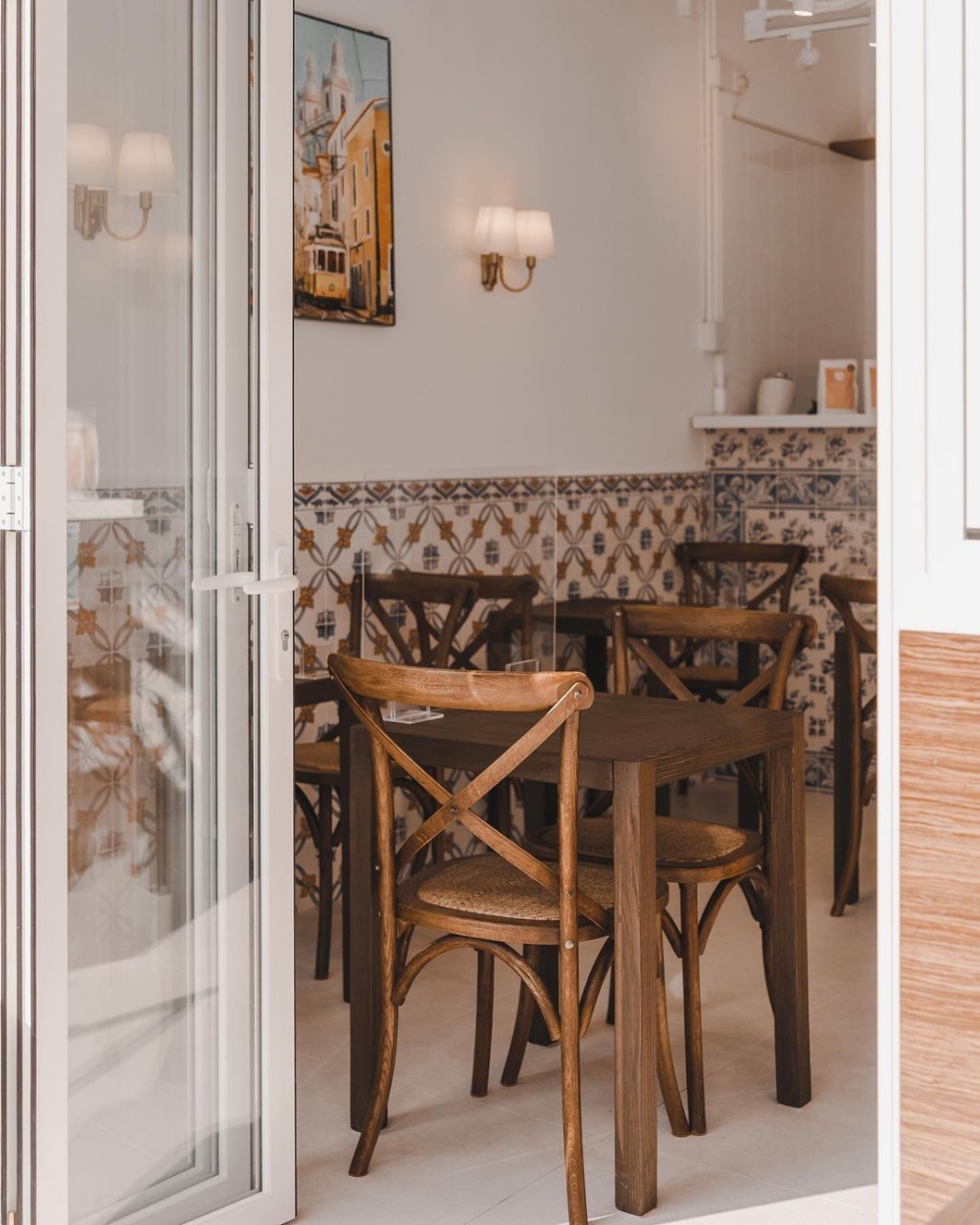 幾何美學將咖啡廳打造盈滿活潑的氛圍。