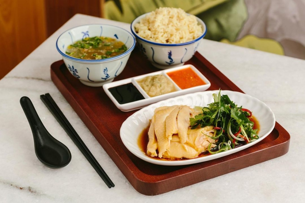 造訪時當然也不容錯過經典的海南雞飯。