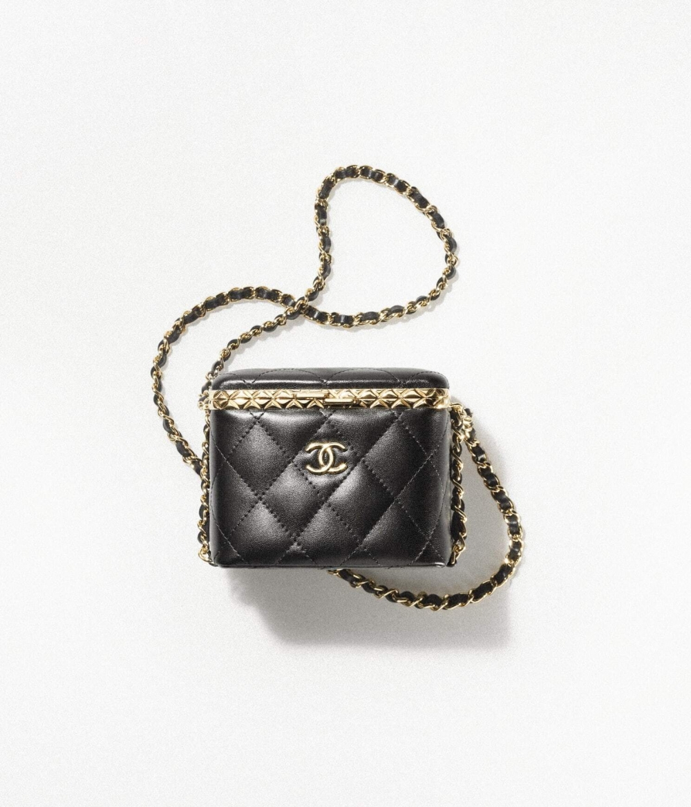 CHANEL Small Vanity With Chain外表是光澤感的小羊皮面。