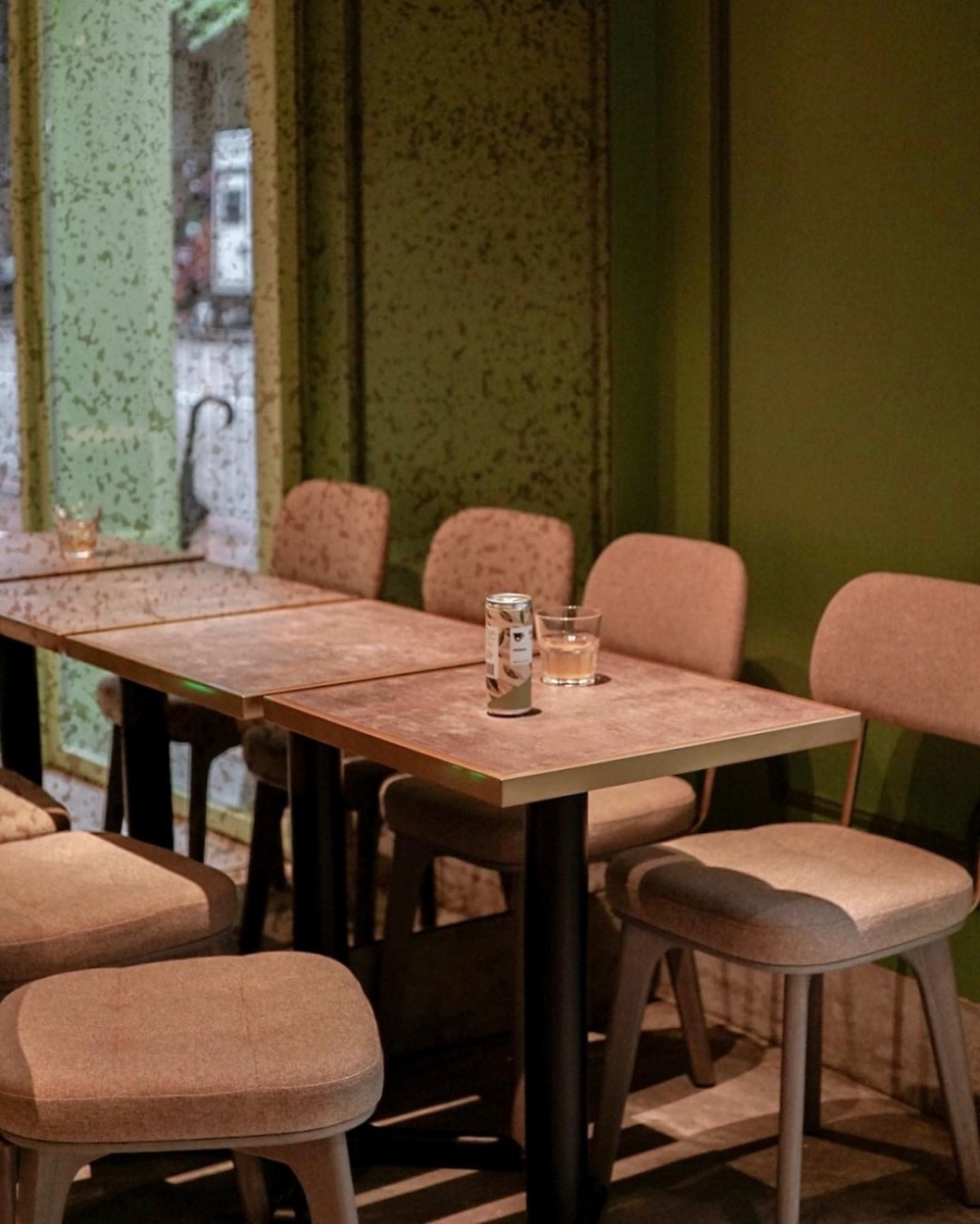 Sour Dough的吧台、沙發座位區，宛如置身於國外。