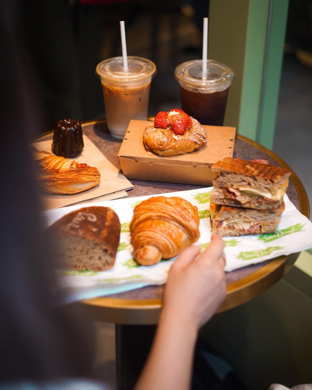 不同款式的麵包與糕點，配上一杯咖啡很不賴。