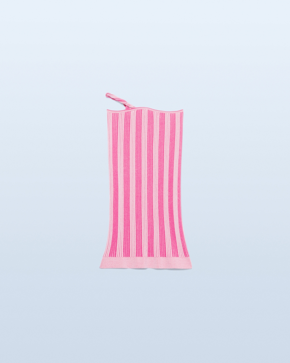 這款是她身上的那件長裙。