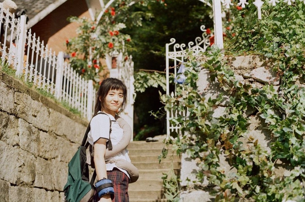 在大學時期,她參加戲劇社點燃表演魂。