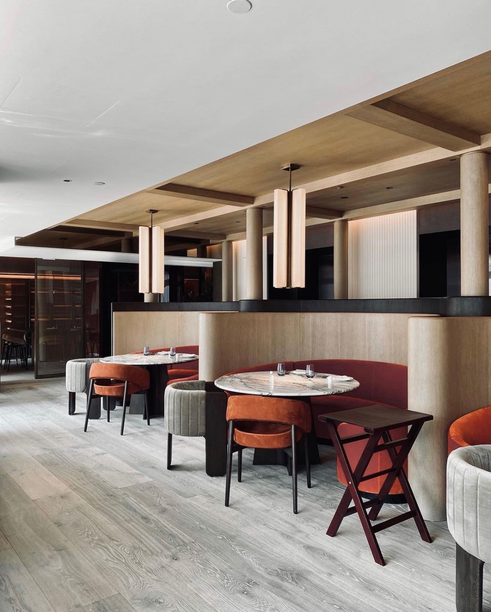 俯瞰整體空間的燈光，營造出一種安穩的藝術氛圍。