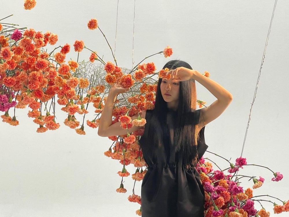 在為《哈潑時尚 Harper's BAZAAR Taiwan》三月號時,她也身穿多套Prada的服飾。