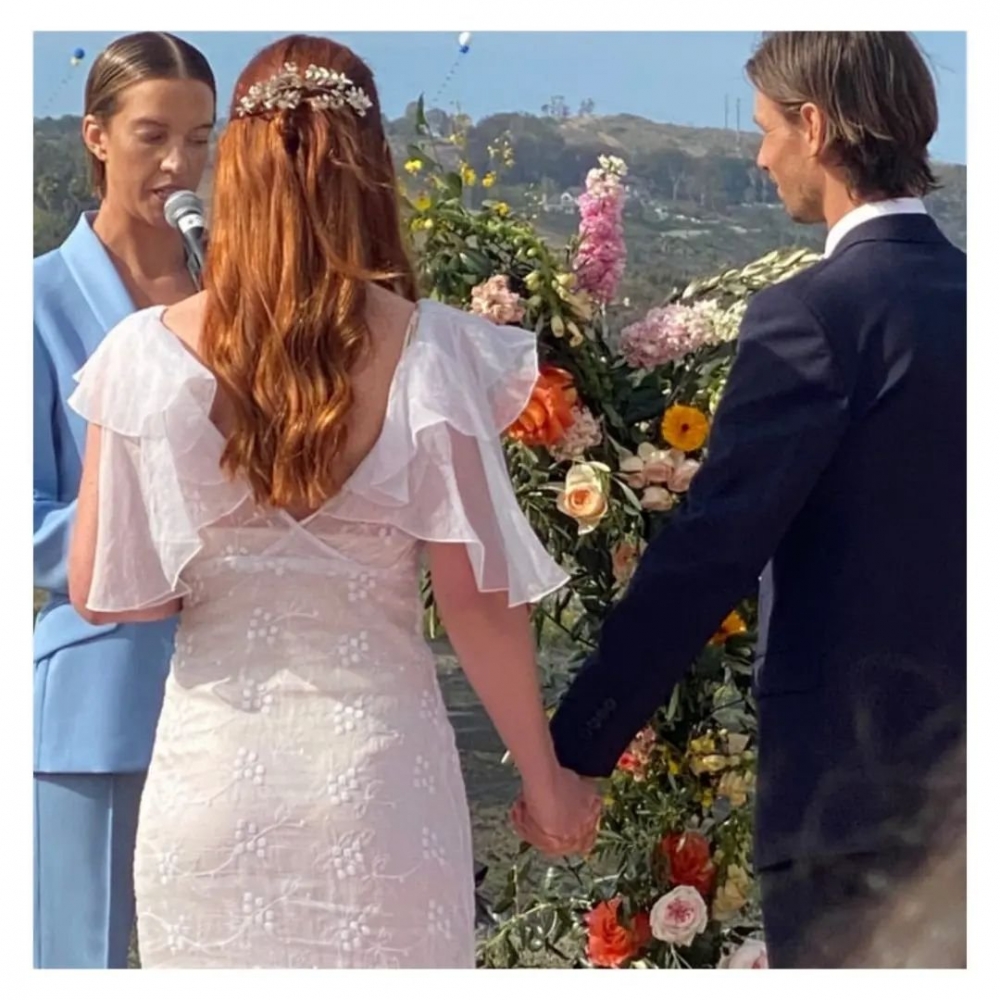 Bonnie Wright穿上了簡約又優雅的禮服。