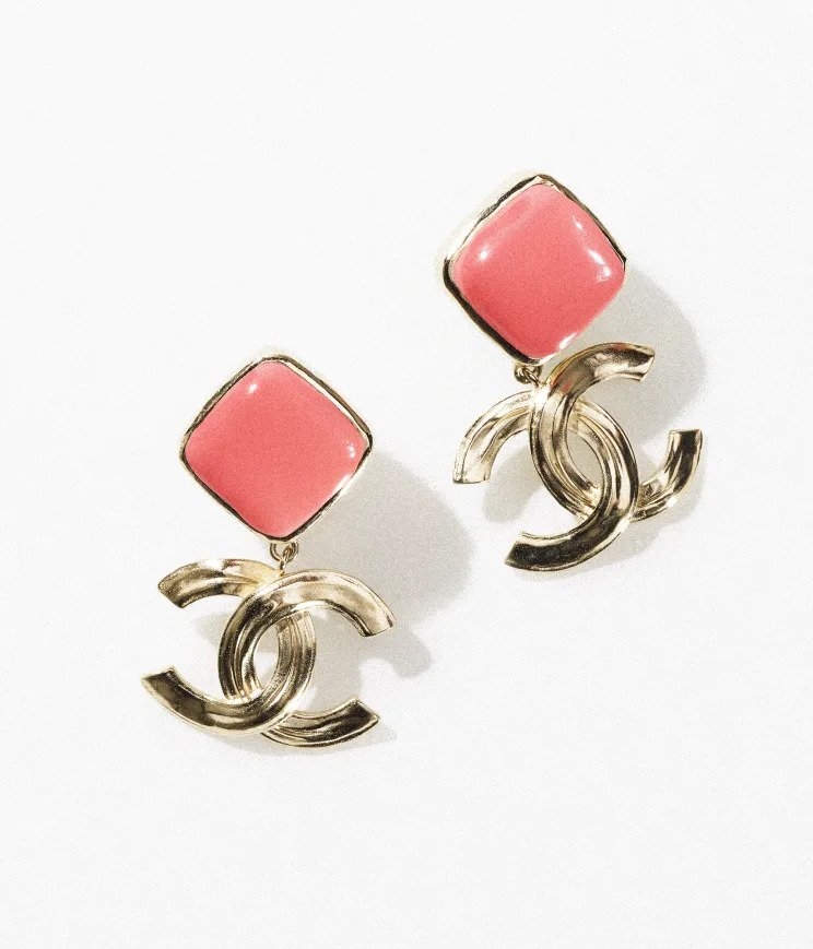 CHANEL Earrings飽滿的粉色。