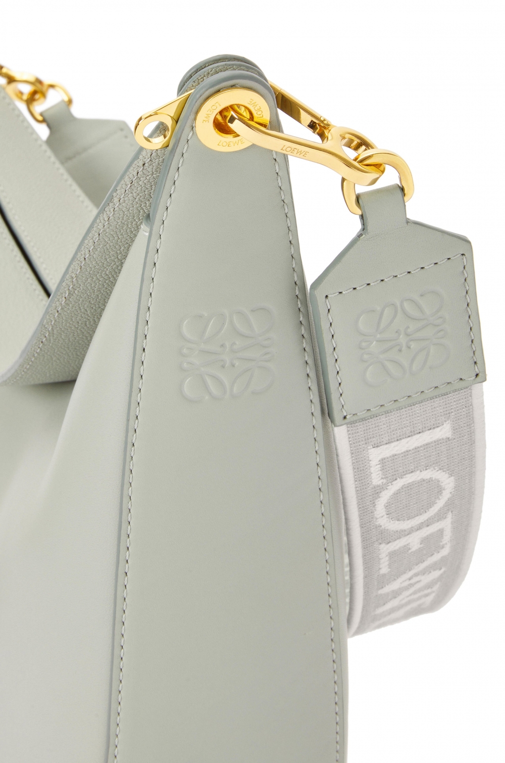 側面壓印LOEWE象徵性壓紋。