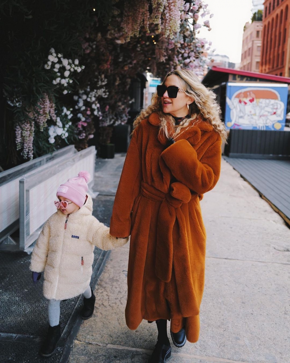 早晨很簡單,陪伴一下小孩,隨後送他們去上學。