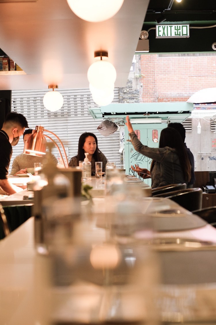 一邊與朋友交談，一邊品嚐佳餚。