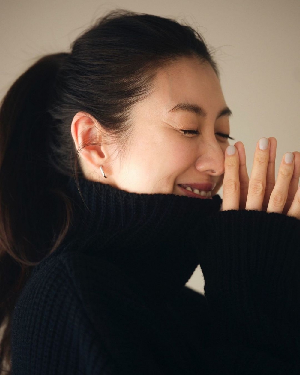 友坂理惠揚起微笑溫暖般的令人折服。