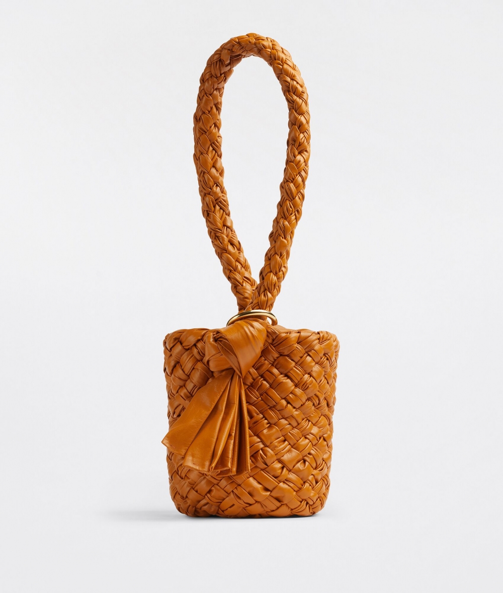 搶眼的亮橘色,也是能購入的款式。