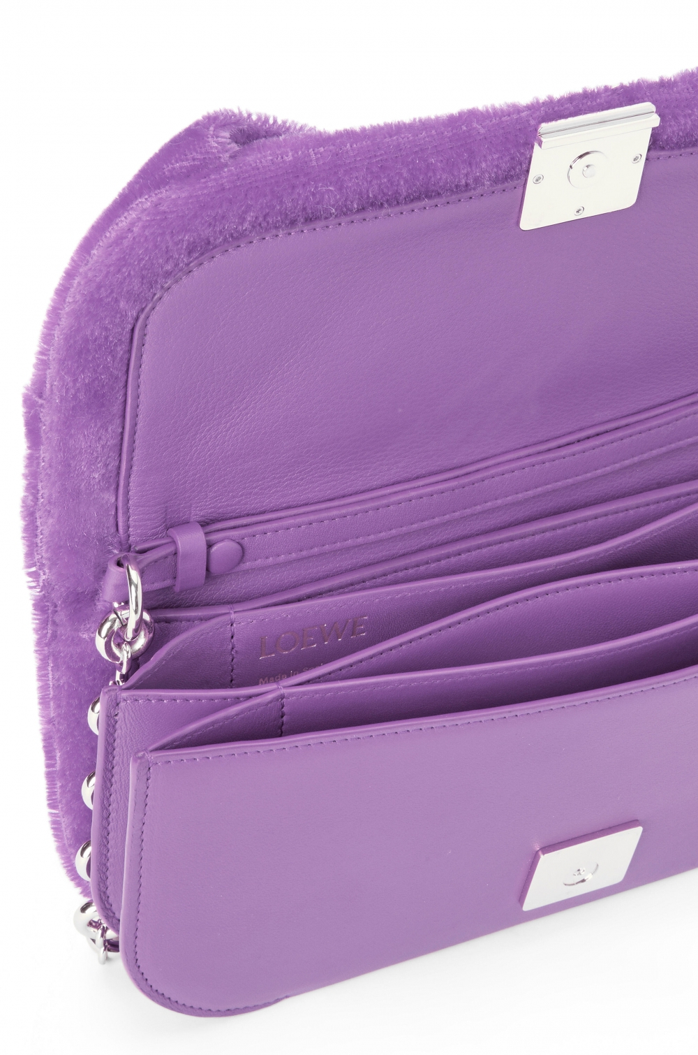 LOEWE Goya Long Chain Clutch內部配有個內部隔層與兩個小插袋。