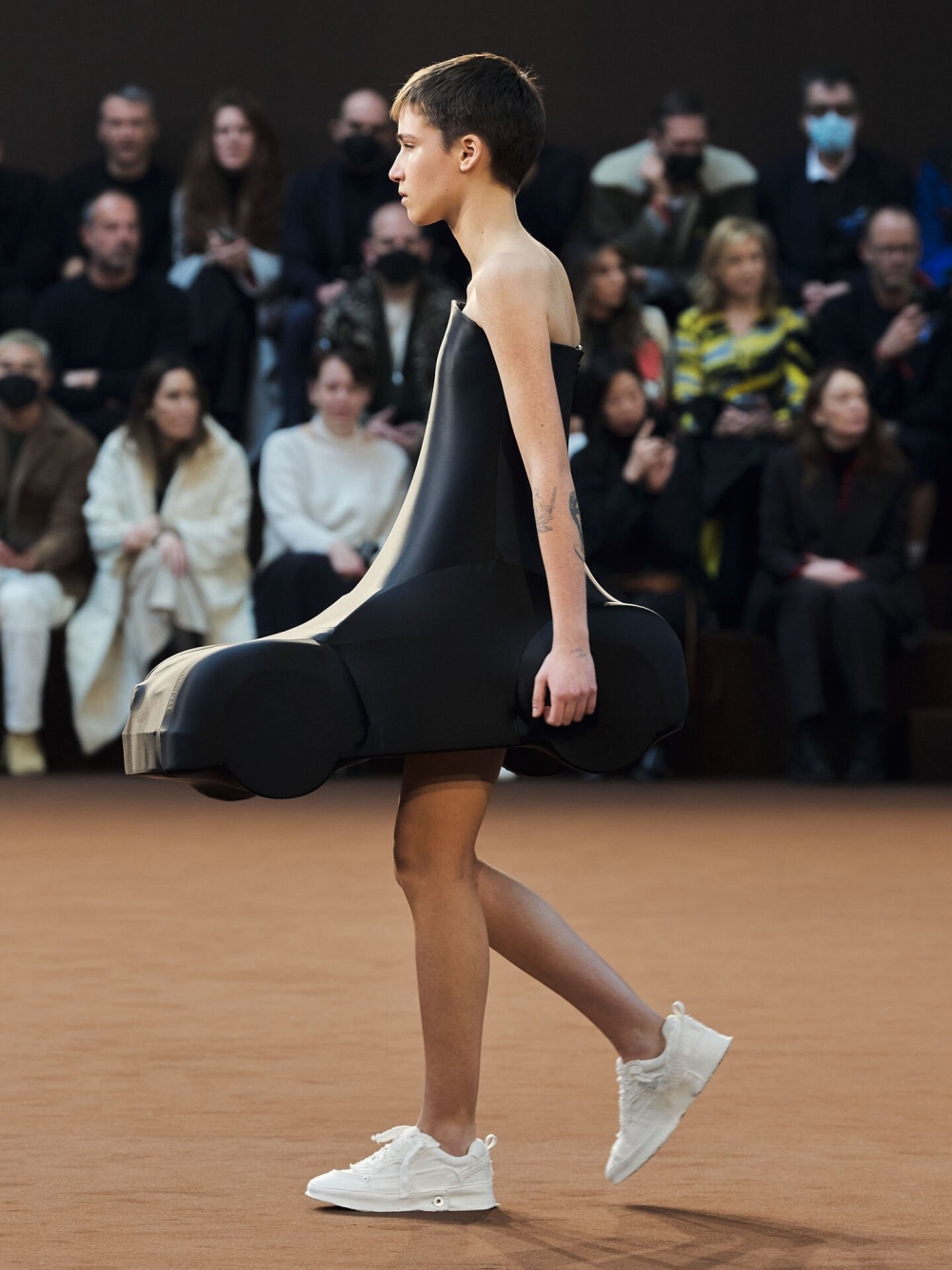 下擺有一輛汽車的連衣裙。