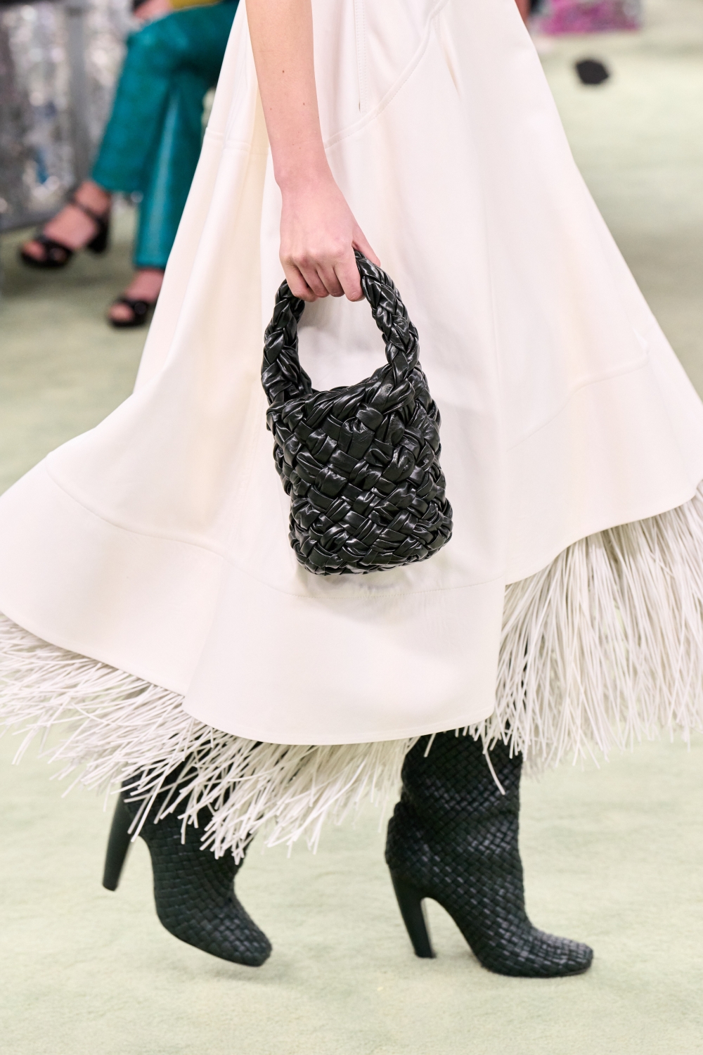 秀場中登場的多款混血兒手袋。