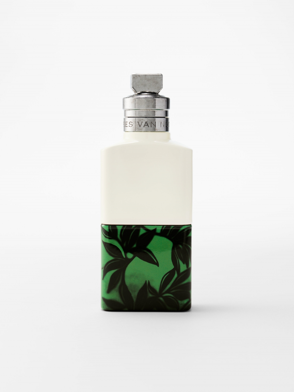 Santal Greenery 香水,瓶上綠色的無花果葉子。