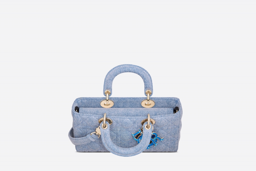 比例被拉長、壓扁的Lady D-Joy Bag。