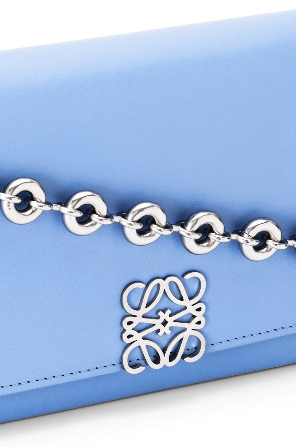 LOEWE Goya Long Clutch浮雕Anagram經典logo封扣。