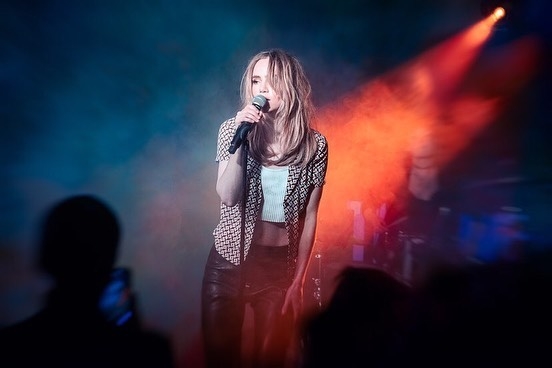 此外,她還有歌手的身份,在舞台上發光發熱。