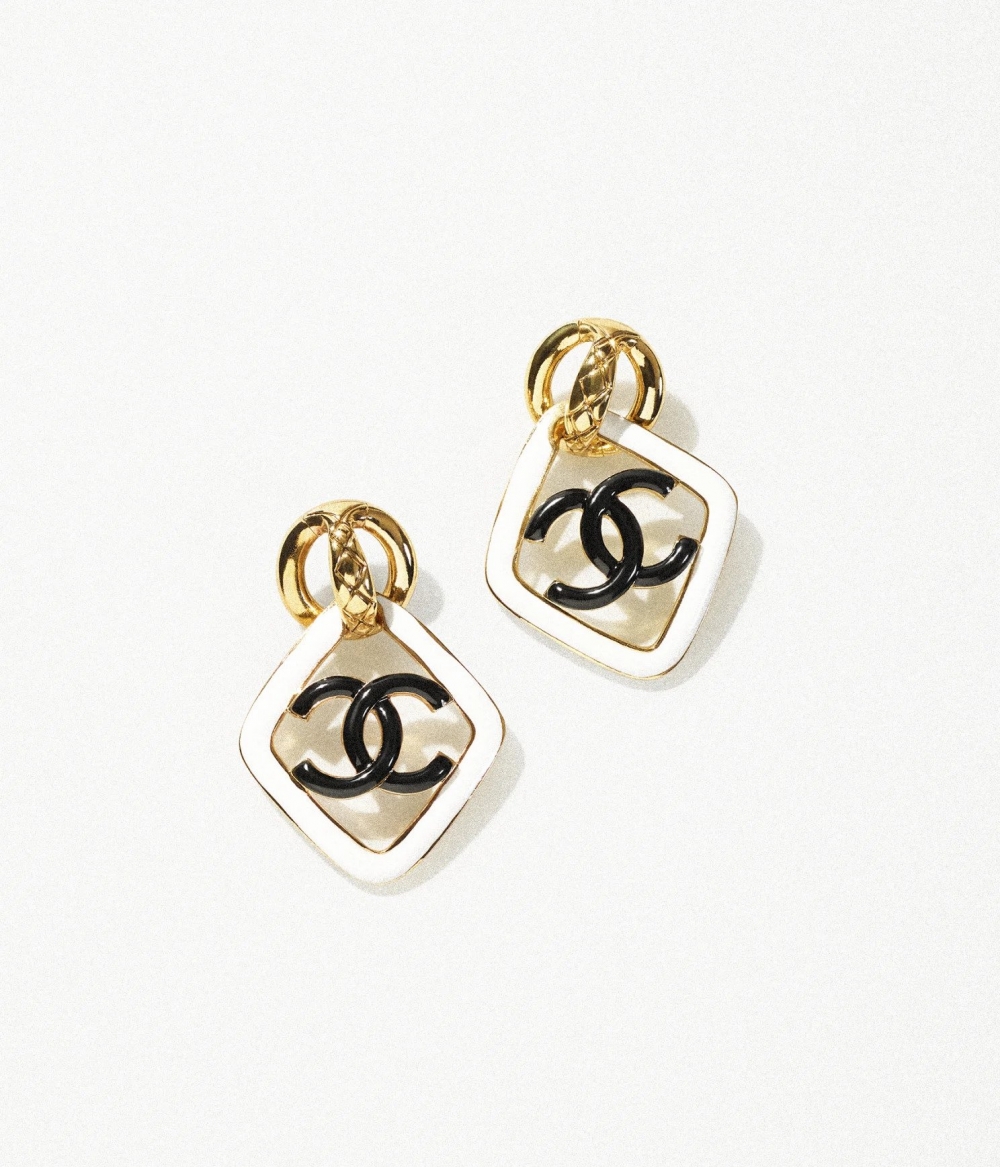 空心的菱形打造,中間綴以品牌的雙C標誌。