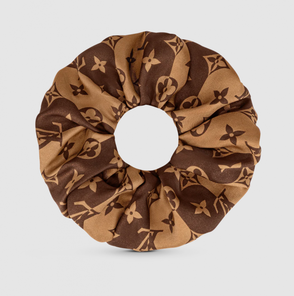 翻了一面則換成了品牌經典的棕色Monogram。