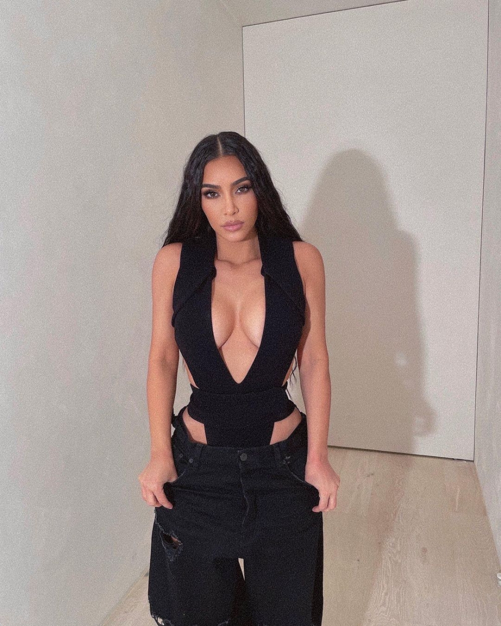 Kim Kardashian穿上品牌的綁帶般緊身衣,讓自己看起來是自信狀態。