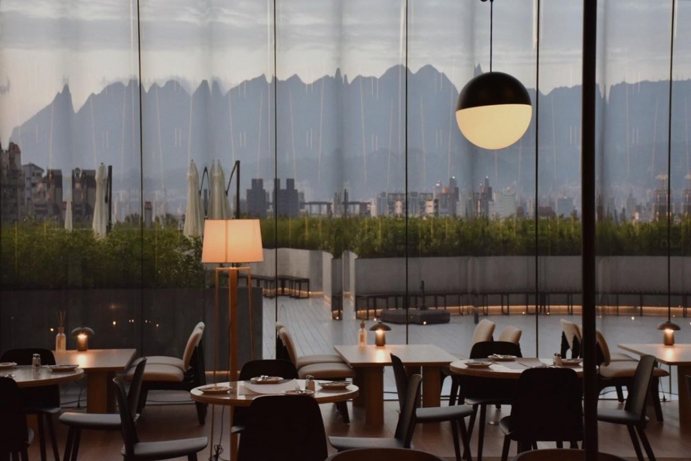 周圍偌大的落地曲面玻璃,白天將充足的陽光收入室內。