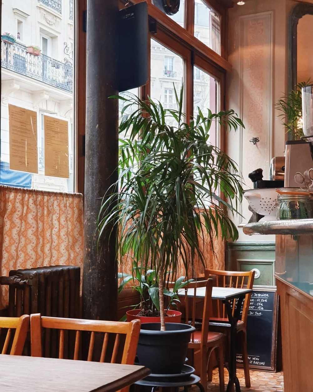 店內因為有著大片的玻璃窗,也相當溫馨。