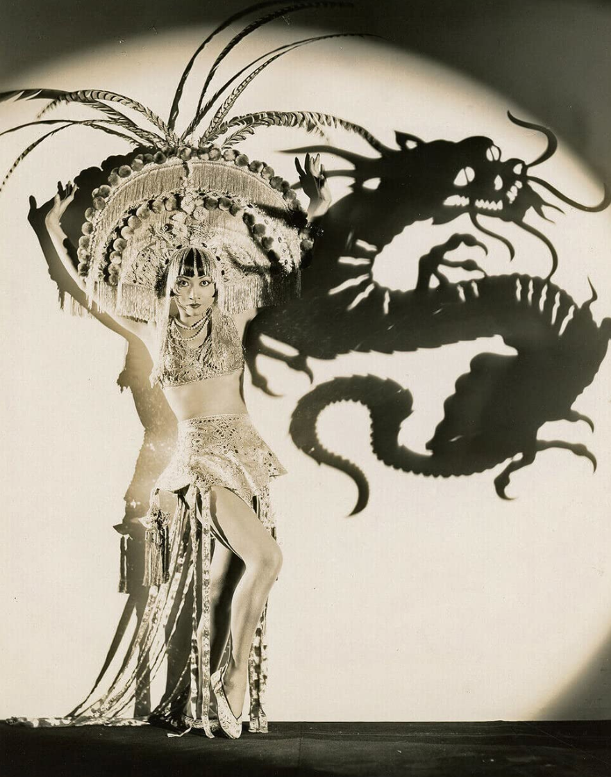 在《Daughter of the Dragon》(龍女)中,她也時髦登場。