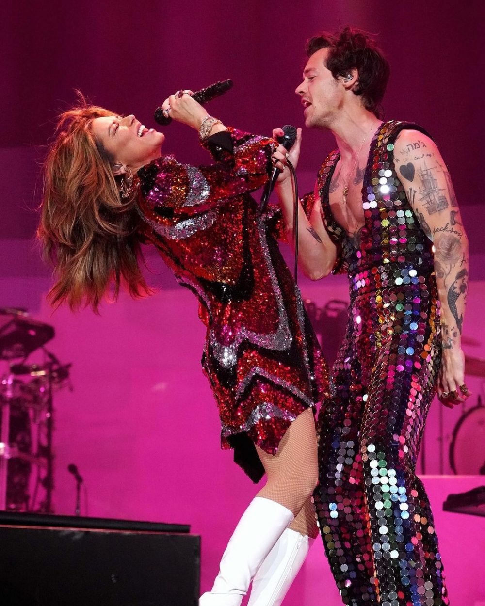 Harry Styles與加拿大鄉村女歌手Shania Twain一起在台上飆歌。