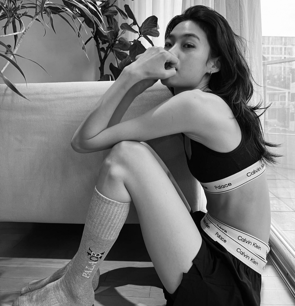 鄭浩妍性感詮釋聯名單品。