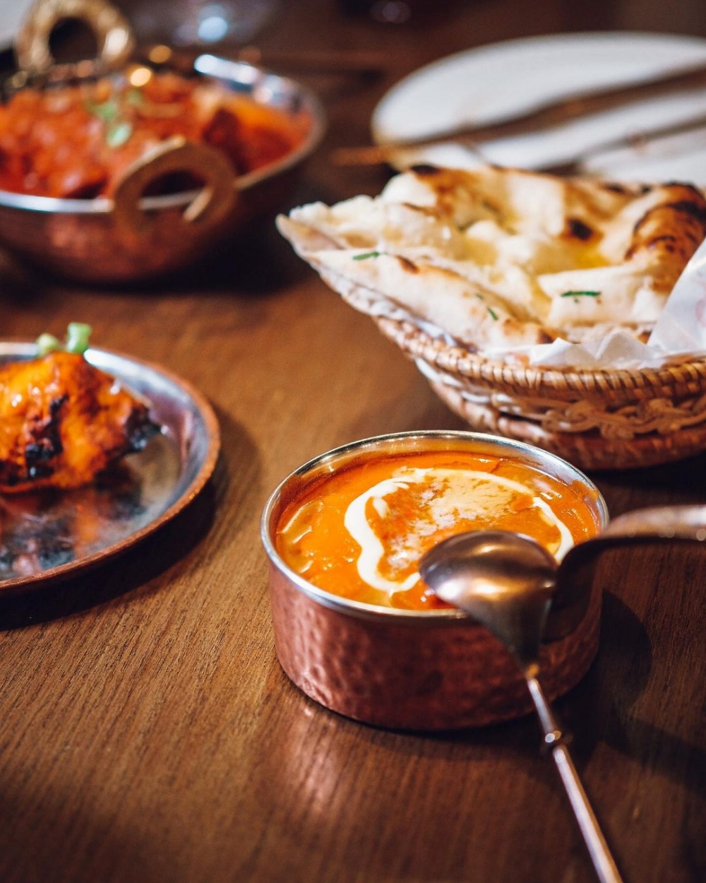 熟悉的印度餅,搭配香味濃郁的醬料。
